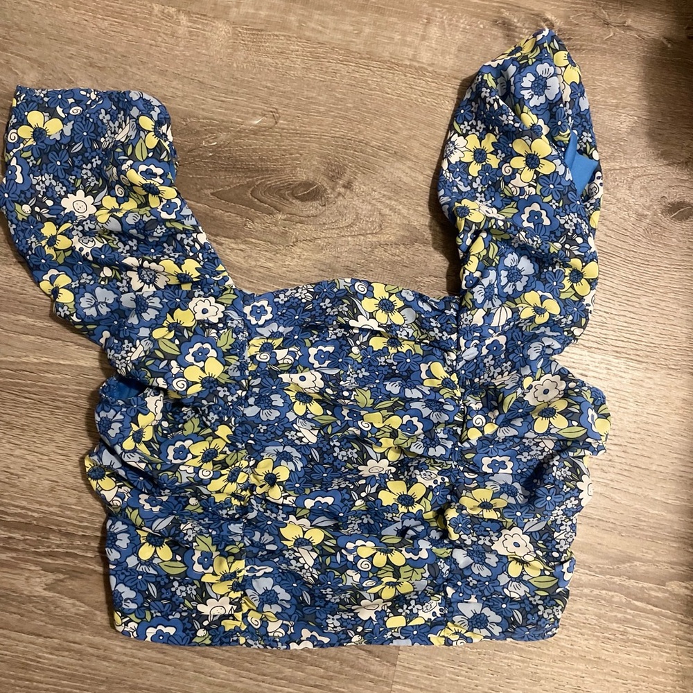 Cute woman’s top size large only used once for vacation it’s cropped